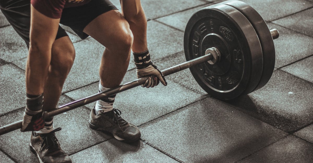 découvrez les bienfaits de l'entraînement en force : conseils, exercices et programmes adaptés à tous les niveaux pour améliorer votre santé, développer vos muscles et gagner en puissance.